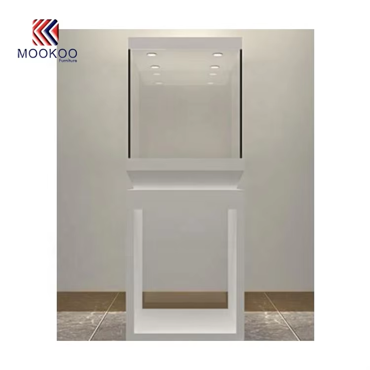 Minimalističen podstavek iz-belega stekla: elegantna vitrina za izbrano blago